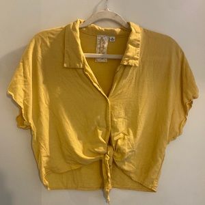 Sadie & Sage yellow cropped blouse